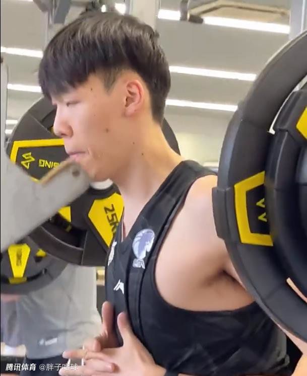 长得很黏的长发小姐