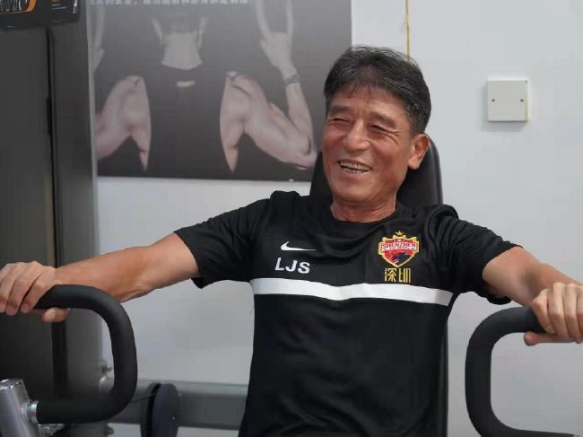 招待男